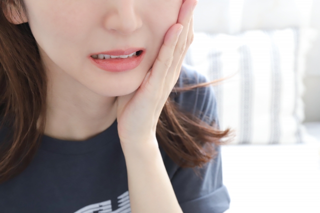 むし歯で歯が痛む女性