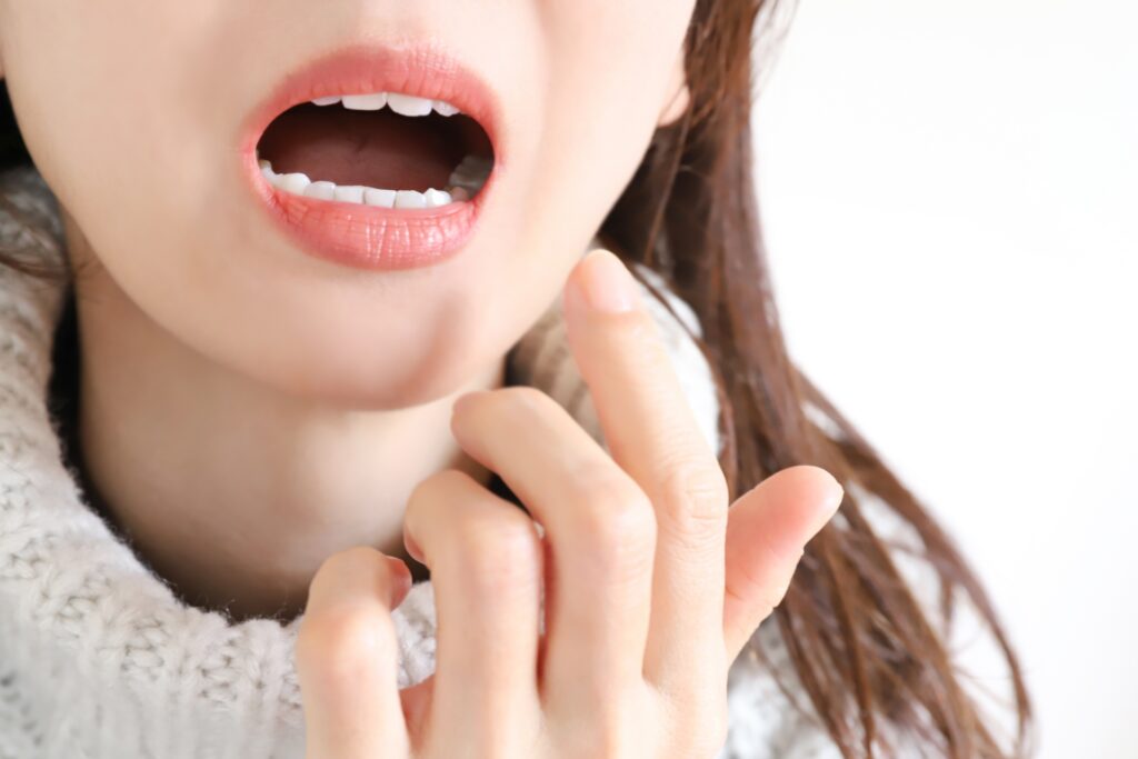 お口の状態を気にする女性