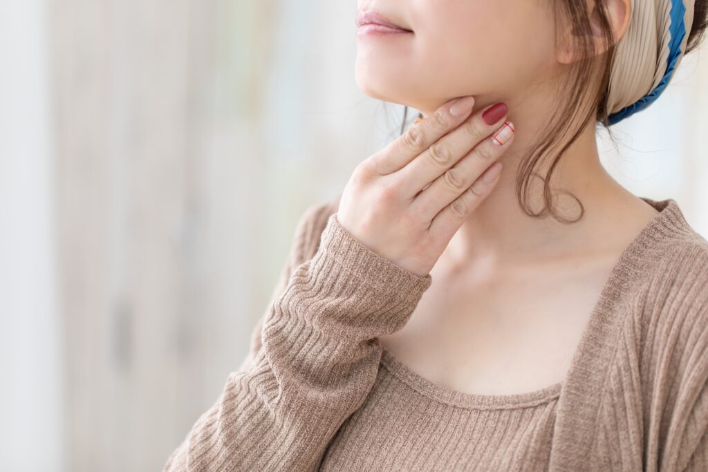 のどの不調を気にする女性