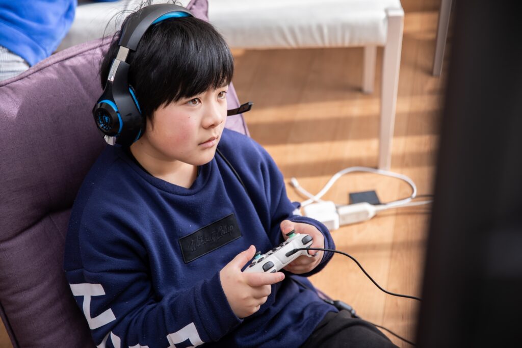 冬休みに家でゲームをする子ども だらだら食い