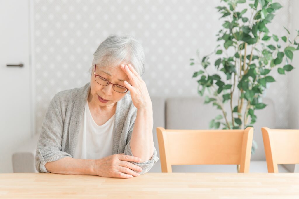 考え込む高齢の女性