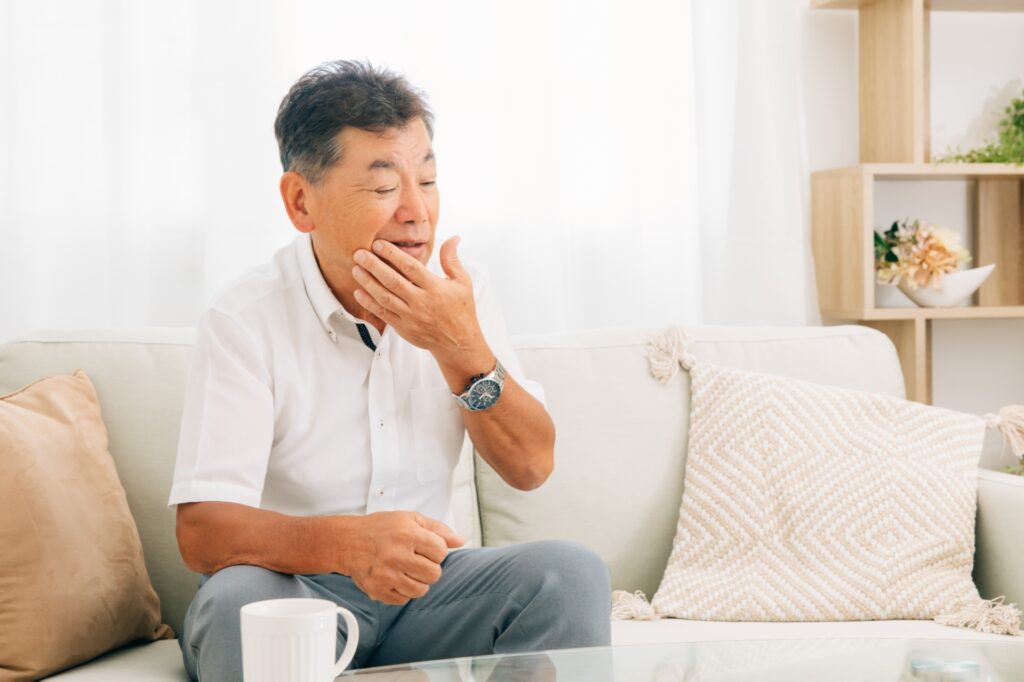 歯を気にする高齢の男性 虫歯放置