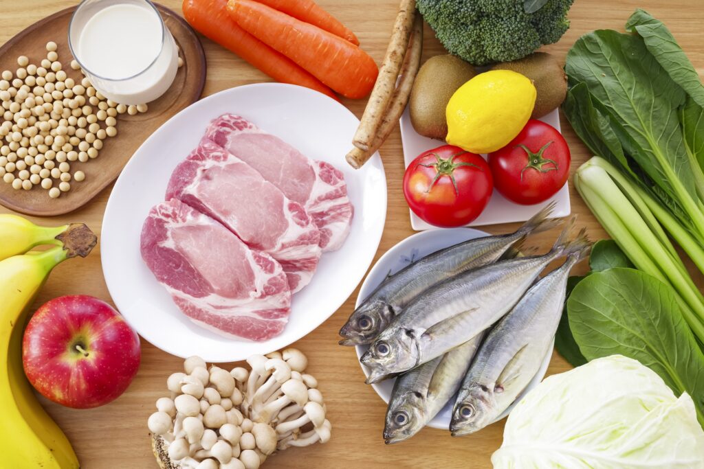 肉や魚などタンパク質を含む食品