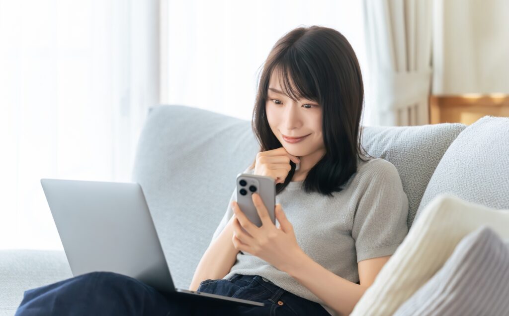 お盆に歯が痛いときにスマートフォンで休日歯科を調べる