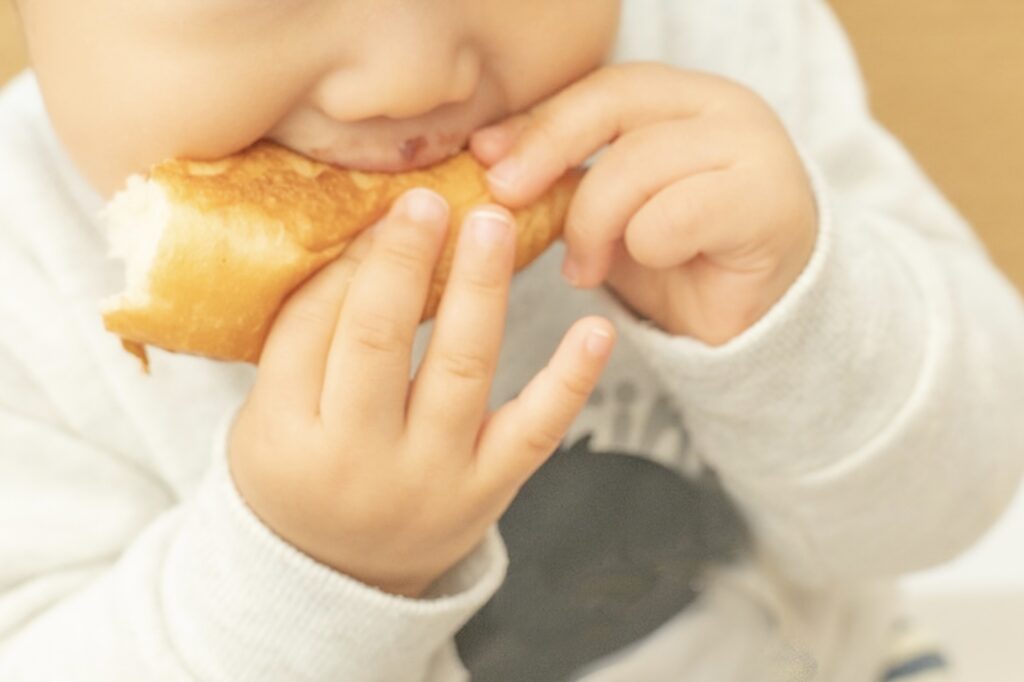 食事をする子どもの様子