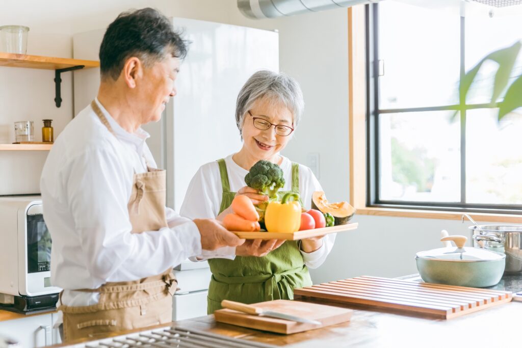 食事の支度を楽しむご高齢のご夫婦