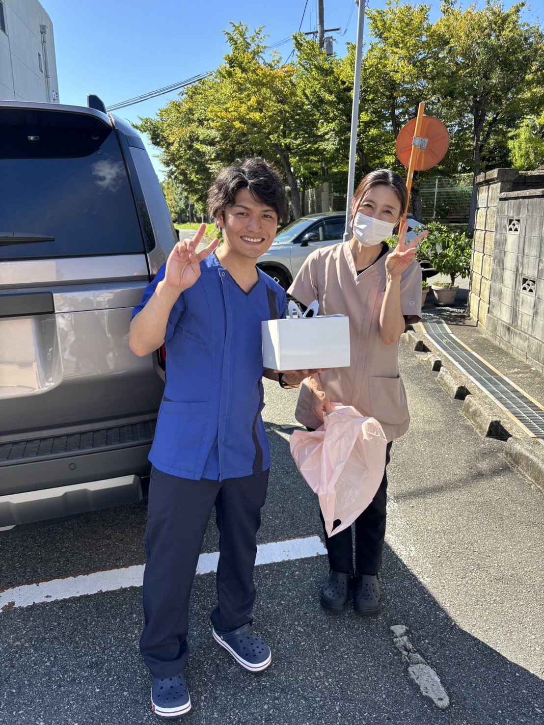 お祝いのケーキを届けてくださったニシカワ歯科の西川先生と上坂先生